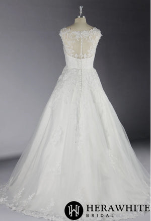 Chic Lace AppliquÃ©s Beach Wedding Gown