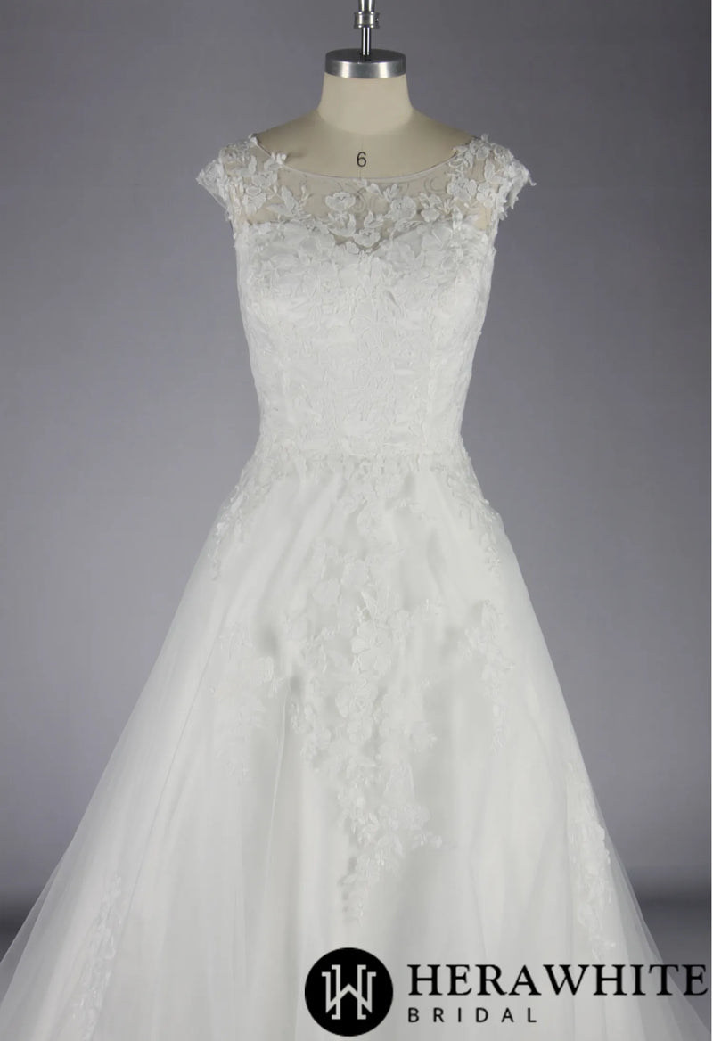 Chic Lace AppliquÃ©s Beach Wedding Gown