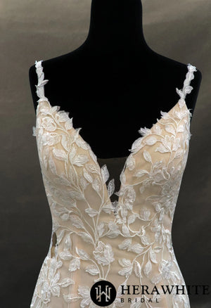 Romantic V-neck Mermaid Gown With Leaf Pattern